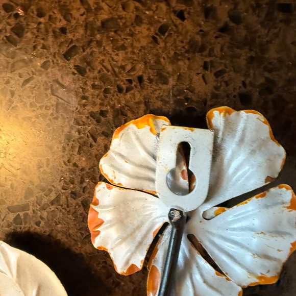Vintage inspired pair of metal flower wall hooks - Picture 7 of 8